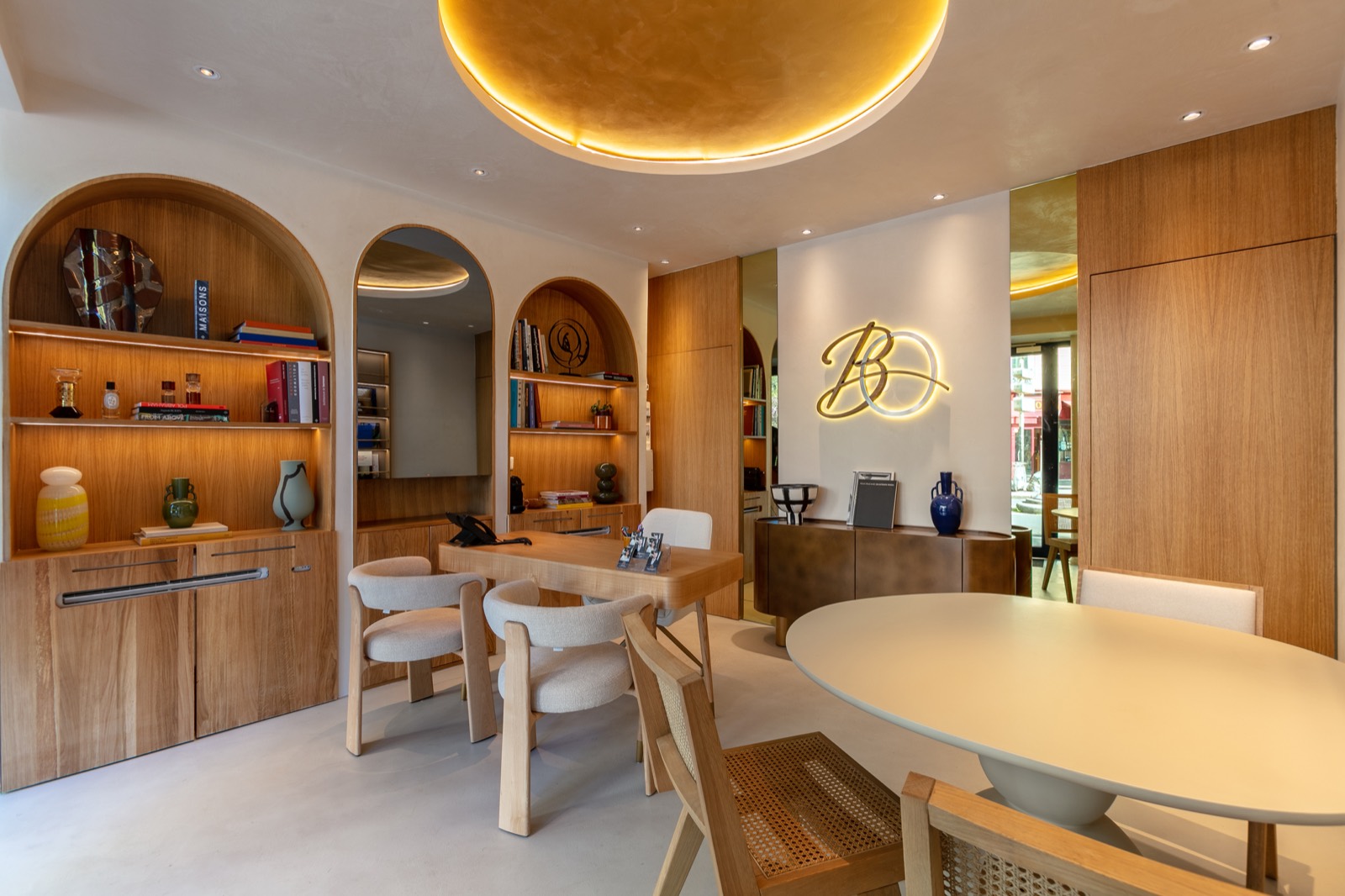 Intérieur chaleureux d'une agence Bonjour Oscar, mobilier bois et lumière naturelle